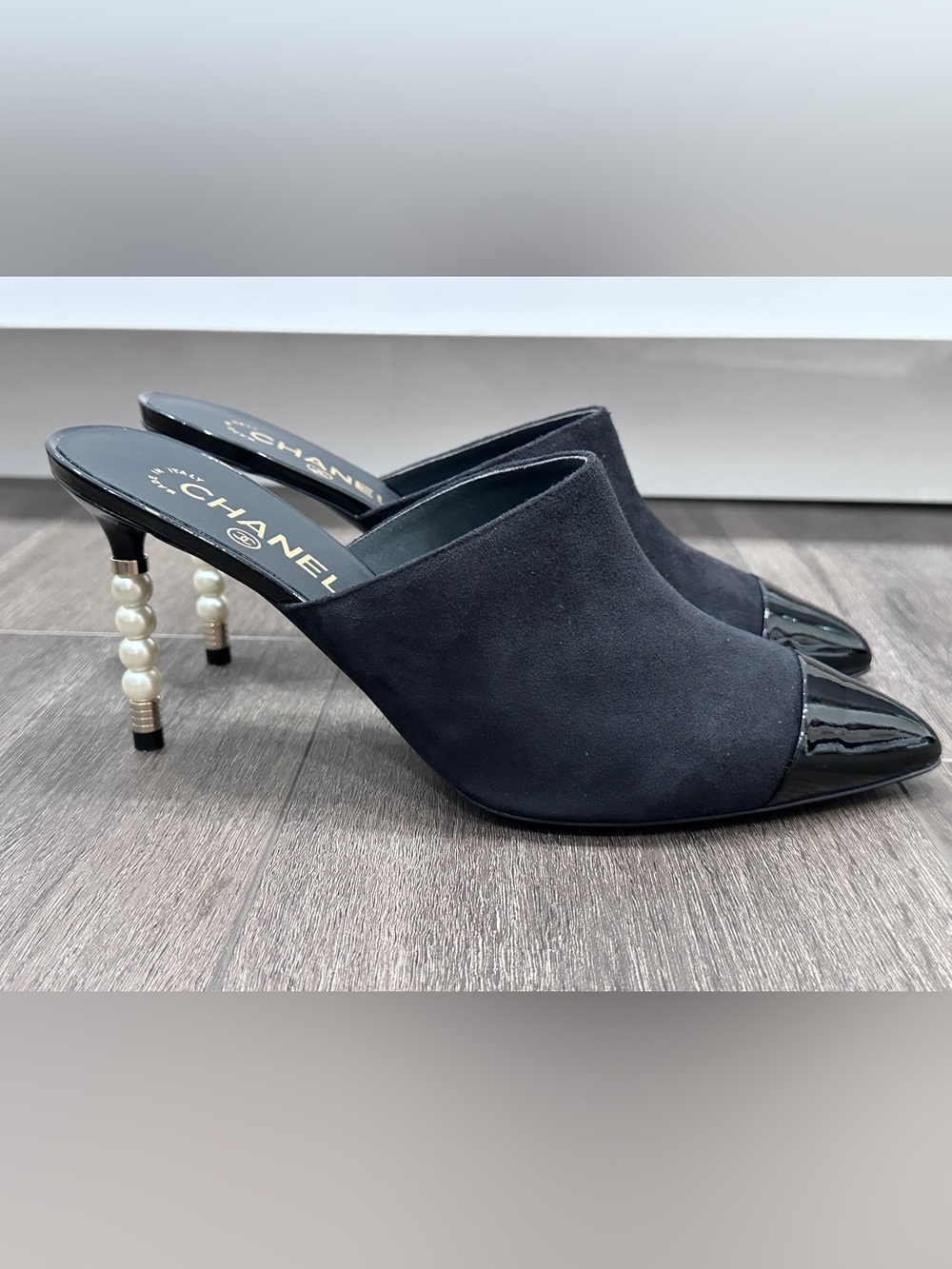 2020C CHANEL BLACK SUEDE PATENT TOE WITH GOLD CC LOGO PEARLS HEELS SHOES 41